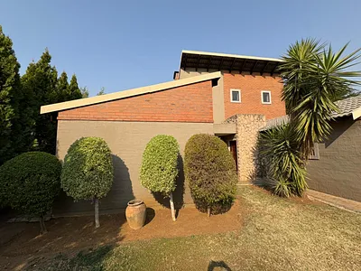 3 Bedroom House For Sale in Rustenburg - RI5u.webp