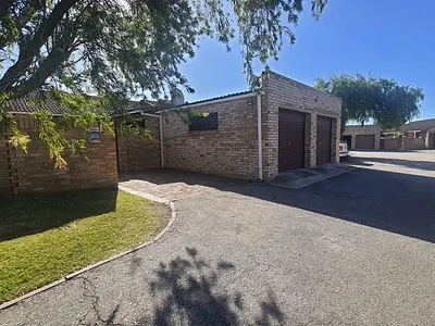 3 Bedroom Townhouse To Rent in Port Elizabeth - ShzV.webp
