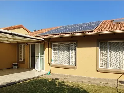 2 Bedroom Townhouse For Sale in Pretoria - foET.webp