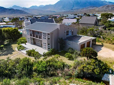 4 Bedroom House For Sale in Pringle Bay - 083q.webp
