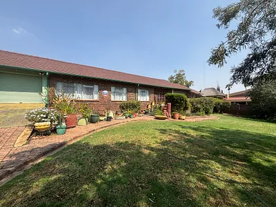 6 Bedroom House For Sale in Witbank - 4eeD.webp