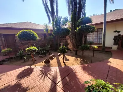 6 Bedroom House For Sale in Akasia - 0djS.webp
