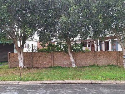3 Bedroom House For Sale in Stilbaai West, Stilbaai - qJeb.webp