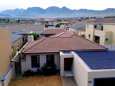 4 Bedroom House For Sale in Gordons Bay - img