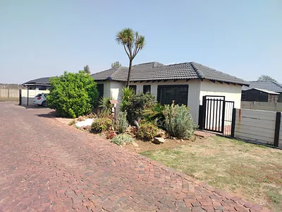 3 Bedroom House For Sale in Springs - FAAx.webp