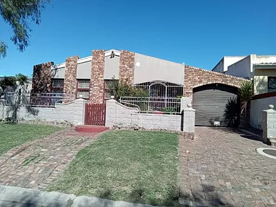 3 Bedroom House For Sale in Port Elizabeth - kf15.webp
