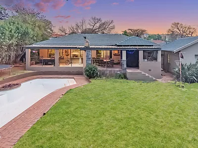 4 Bedroom House For Sale in Roodepoort - 1AZZ.webp