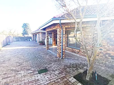 4 Bedroom House For Sale in Sasolburg - LpQr.webp