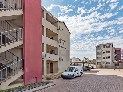2 Bedroom Apartment For Sale in Roodepoort - 59fm.webp