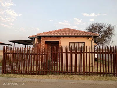 3 Bedroom Townhouse For Sale in Rustenburg - 6YdV.webp