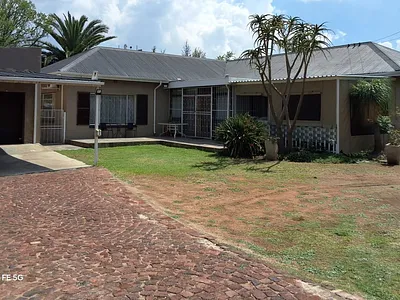 6 Bedroom House For Sale in Germiston - zAZ7.webp