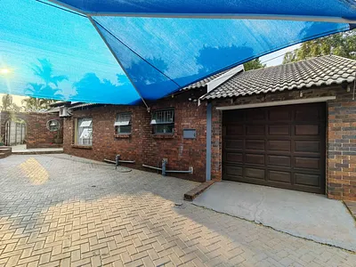 3 Bedroom House For Sale in Rustenburg - jz3F.webp