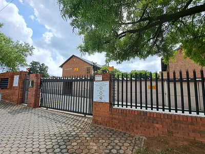 2 Bedroom Apartment To Rent in Roodepoort - f7R5.webp