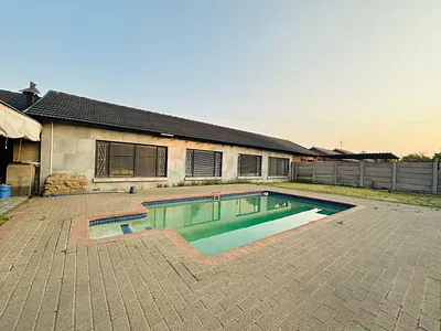 3 Bedroom House For Sale in Witbank - P8Q6.webp