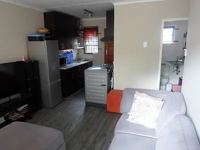 2 Bedroom House For Sale in East London - oOun.webp