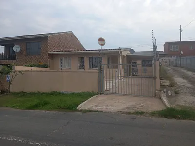 2 Bedroom House For Sale in Chatsworth - yD1g.webp