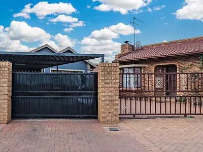 3 Bedroom House For Sale in Soweto - krTZ.webp