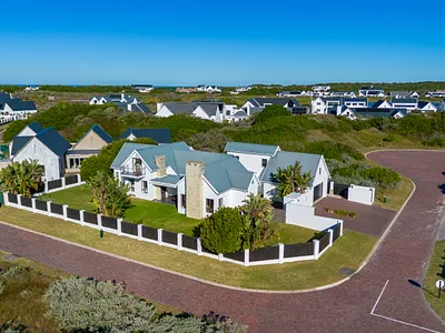 4 Bedroom House For Sale in St Francis Bay - 5gPe.webp