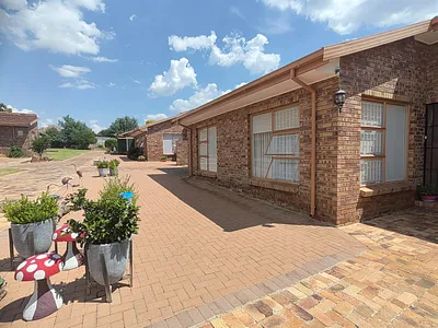 3 Bedroom Townhouse For Sale in Parys - img