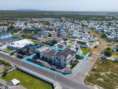 5 Bedroom House For Sale in Struisbaai - 2K5f.webp