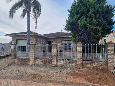 2 Bedroom House For Sale in Uitenhage - img