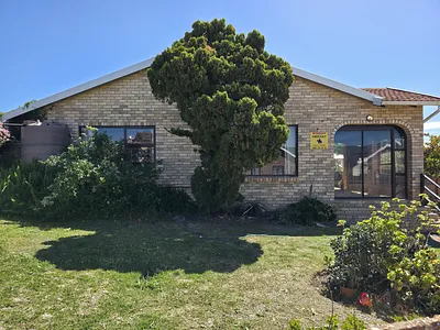 4 Bedroom House For Sale in Jeffreys Bay - z81M.webp