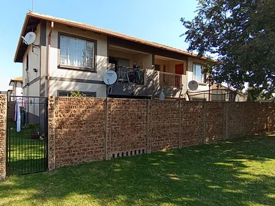 2 Bedroom Apartment For Sale in Boksburg - 0cJp.webp