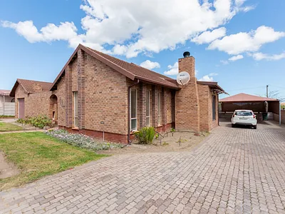 4 Bedroom House For Sale in Vredenburg - yLyL.webp