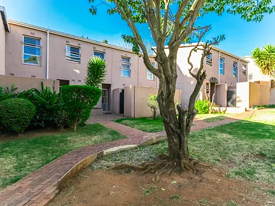 3 Bedroom Apartment For Sale in Roodepoort - img