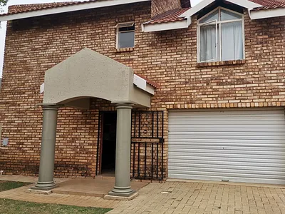 3 Bedroom Townhouse For Sale in Potchefstroom - DD8f.webp