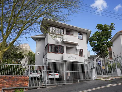 2 Bedroom Apartment For Sale in Cape Town - 7dBG.webp