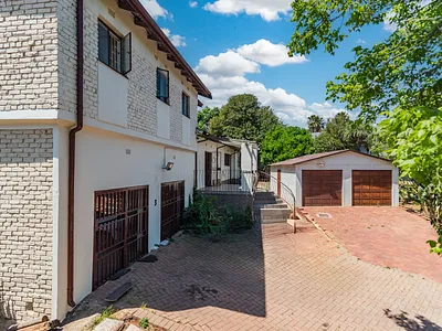 3 Bedroom House For Sale in Roodepoort - 1uKR.webp
