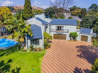 4 Bedroom House For Sale in Bedfordview - p1J1.webp