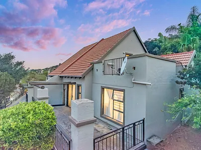 3 Bedroom Townhouse For Sale in Allen's Nek, Roodepoort - 6Rdo.webp