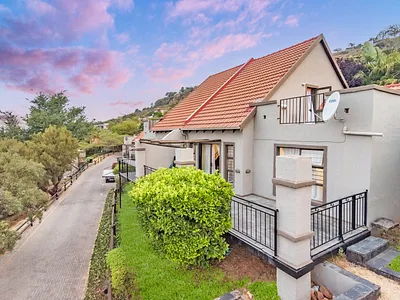 3 Bedroom Townhouse For Sale in Allen's Nek, Roodepoort - mVB3.webp