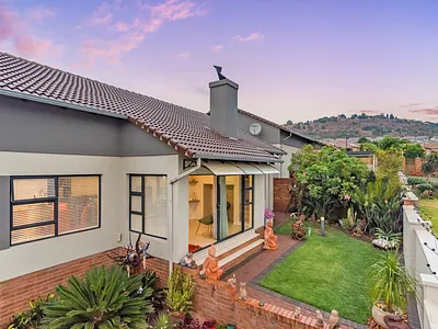 3 Bedroom Townhouse For Sale in Roodepoort - kgD5.webp