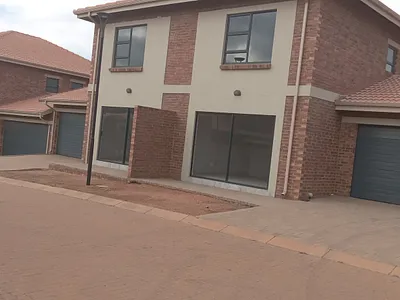 3 Bedroom Townhouse For Sale in Witbank - 8kAq.webp