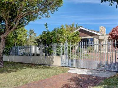 4 Bedroom House For Sale in Port Elizabeth - img