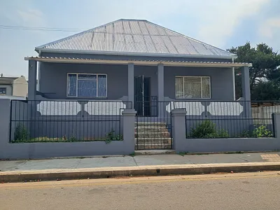 3 Bedroom House For Sale in Uitenhage - perY.webp