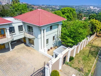 8 Bedroom House For Sale in Bedfordview - 0VEz.webp