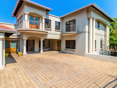 8 Bedroom House For Sale in Bedfordview - HSb2.webp