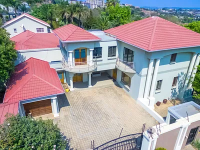 8 Bedroom House For Sale in Bedfordview - YUJN.webp