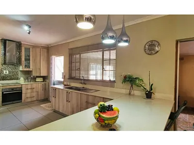 4 Bedroom House For Sale in East London - img