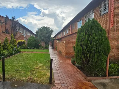 3 Bedroom Townhouse To Rent in Bedfordview - Bpi5.webp