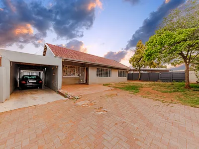 4 Bedroom House For Sale in Roodepoort - uFrS.webp