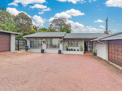 4 Bedroom House For Sale in Roodepoort - 86C2.webp