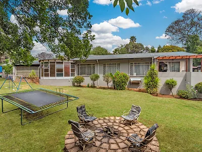 4 Bedroom House For Sale in Roodepoort - YeNq.webp