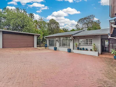 4 Bedroom House For Sale in Roodepoort - img