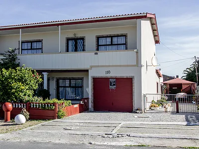 4 Bedroom House For Sale in Gansbaai - Yhea.webp