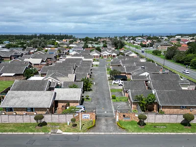 2 Bedroom Townhouse For Sale in East London - img